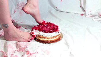 Feet icing cake