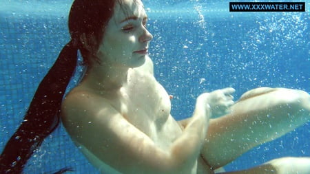 Slowmo girl gazel podvodkova underwatershow