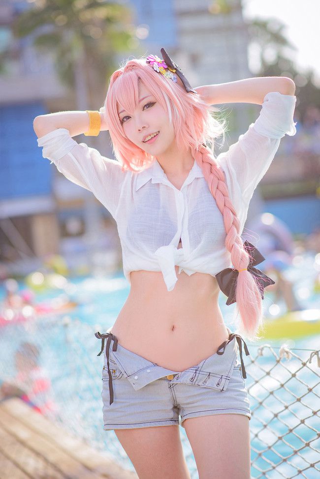 Astolfo cosplayer makes mess