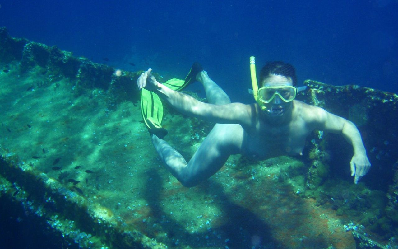 Nude ebony princess freediving wreck