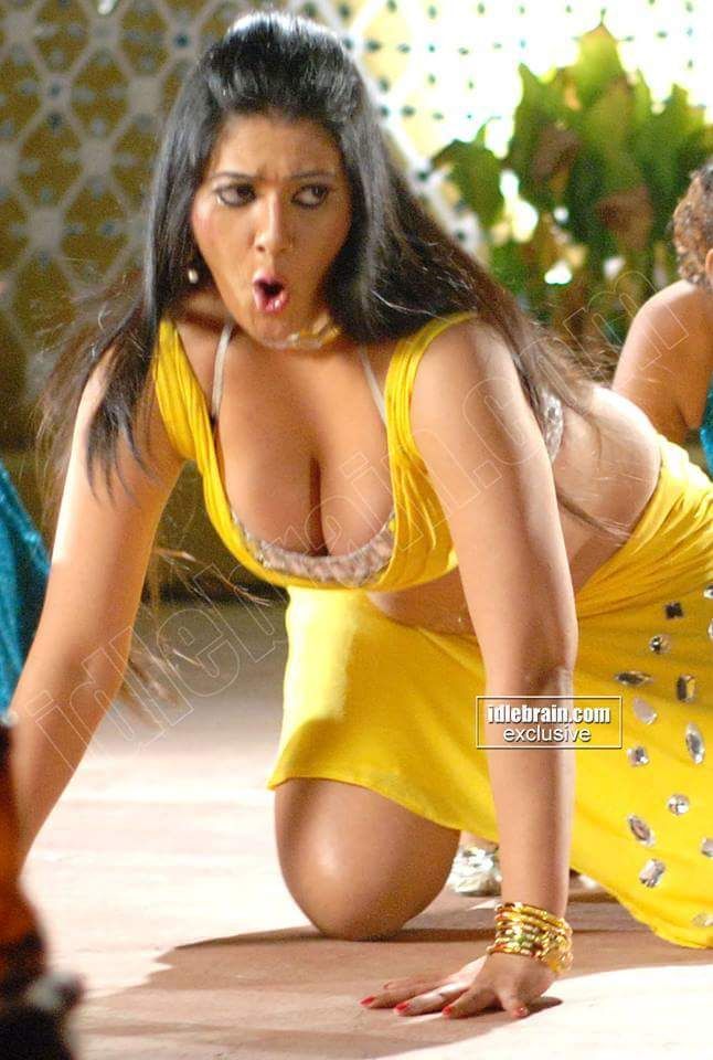 Scratch reccomend pooja kumar boobs cleavage scene viswaroopam