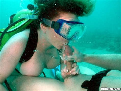 Shortie breeze underwater blowjob