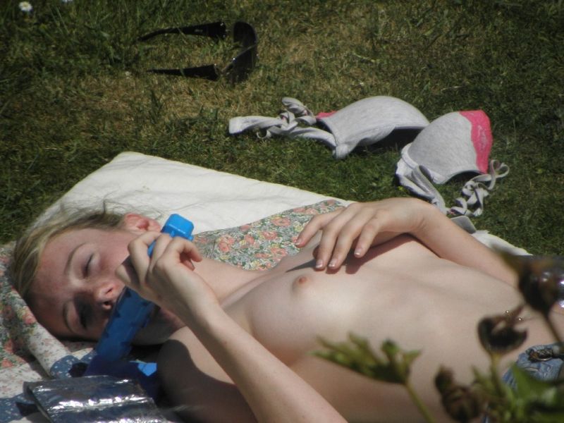 Neighbor caught horny school girl sunbathing