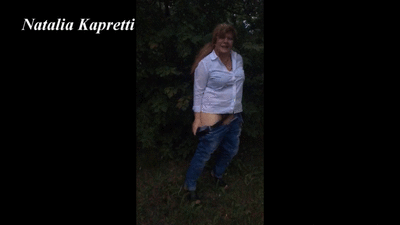 Buttcrack woman jeans gives herself ripping